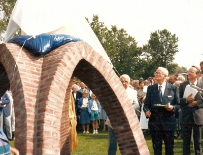 Onthulling gedenkteken Willem de Mérode door Ekko Ubbens, Uithuizermeeden - 2 september 1987