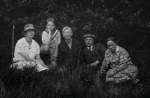 De Mérode (tweede van rechts) met links naast hem de Chistelijke schrijfster Wilma Vermaat - juni 1925