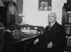 Willem de Mérode in zijn kamer te Eerbeek (1936), foto ter gelegenheid van het 25-jarig jubileum dichterschap