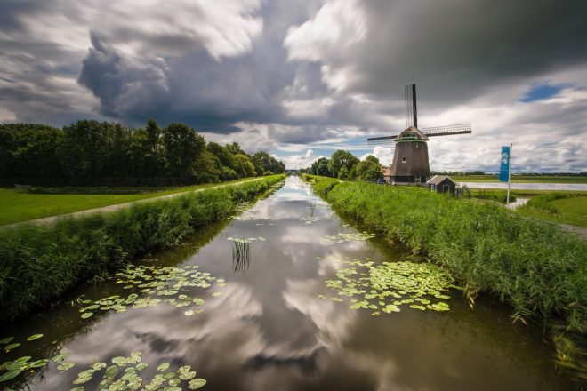 clouds-2619731_1280 - weerspiegeling kanaal